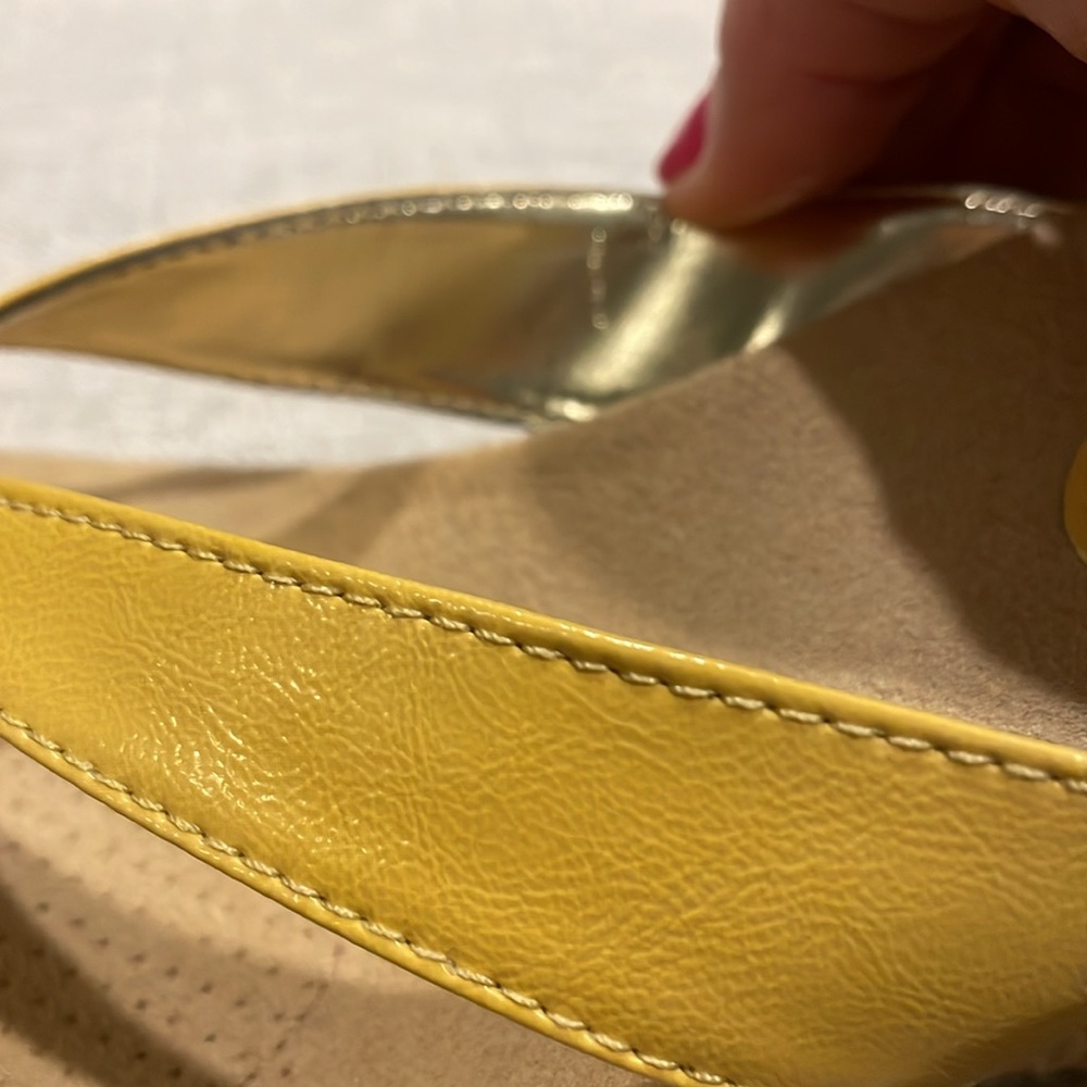 NWOT ✨ Yellow Thong Wedge Sandals, Pastel Rainbow wicker heel outline. - Picture 6 of 7